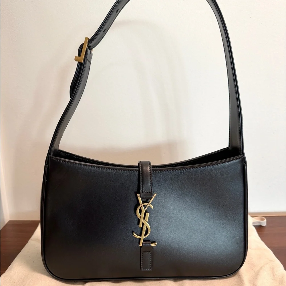 Yves Saint Laurent Le 5 à 7 bag in smooth leather - Picture 2 of 13